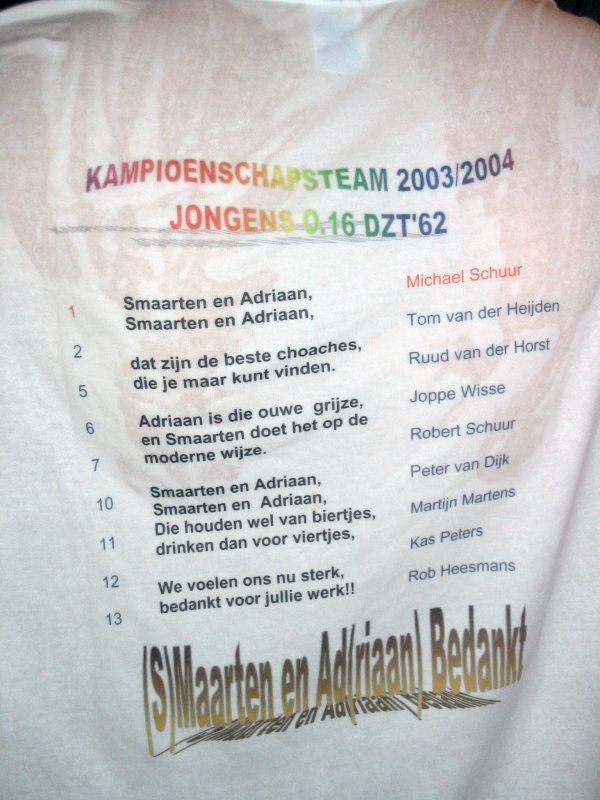 De tekst achterop het kampioensshirt
Rijmen en dichten zonder een hemd op te lichten
